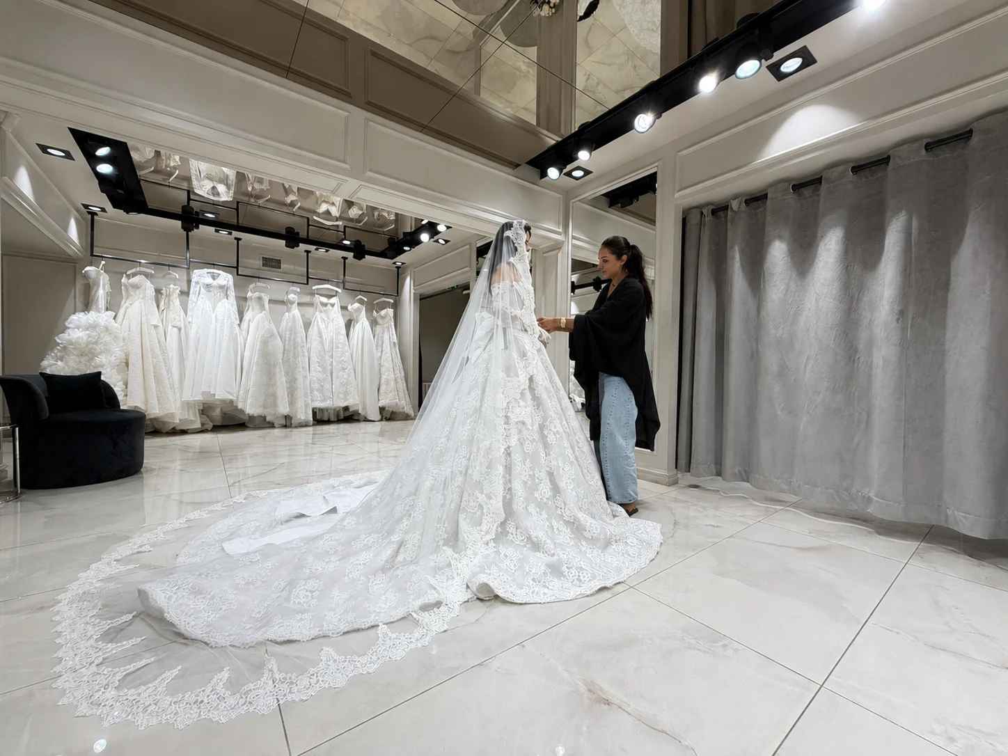 Anprobe im Sima Couture Store in Istanbul, Beraterin mit Braut